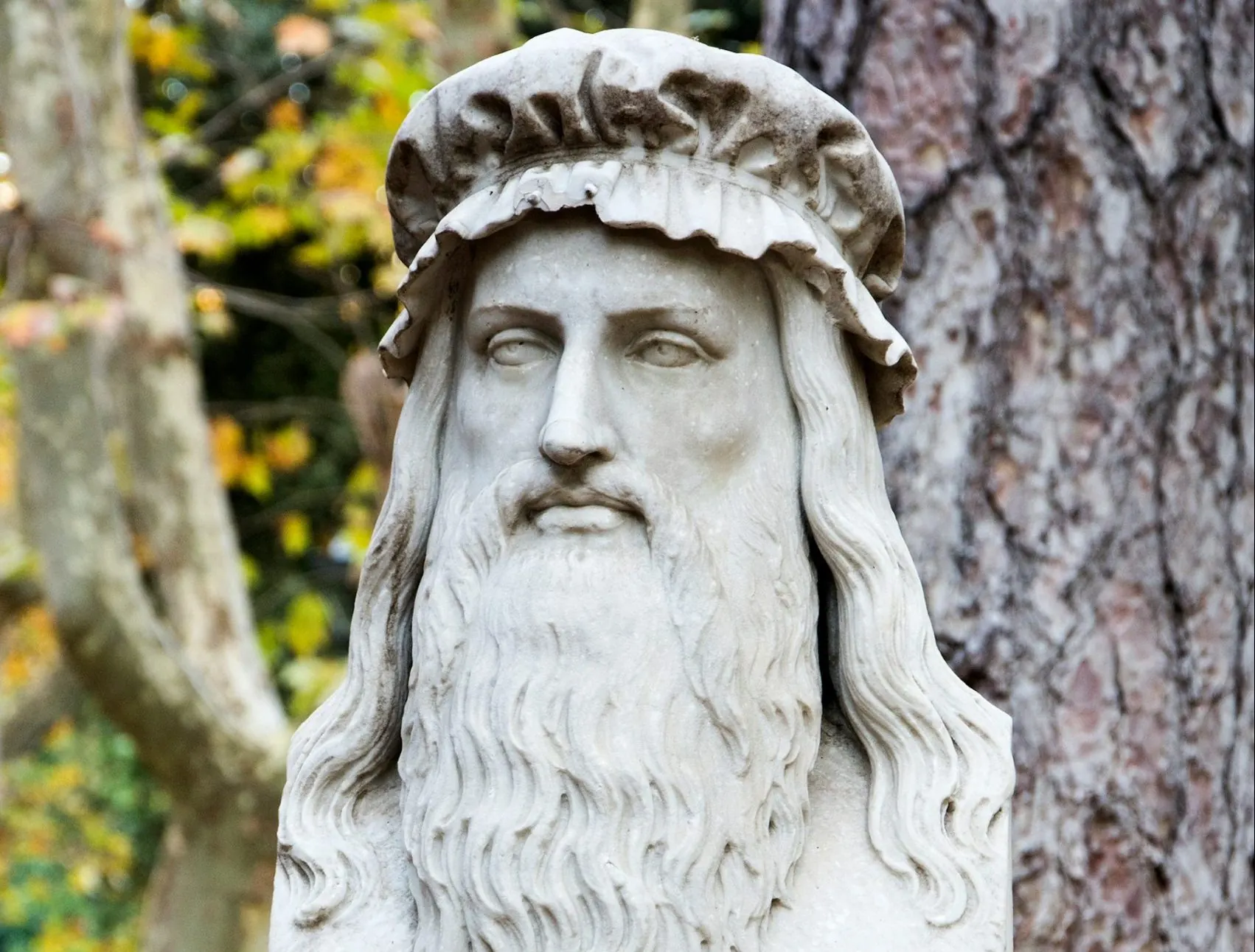 Marmeren buste van Leonardo da Vinci, buiten gefotografeerd.